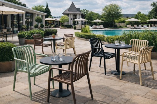 Schwarzer Outdoor-Stuhl